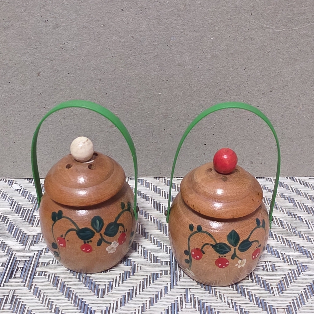 Vintage Wooden Strawberry Pot Shakers #74